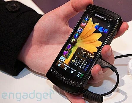 Samsung Omnia HD в руке