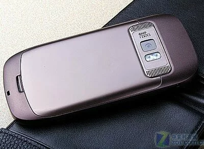 Nokia C7 — смартфон, вид сзади