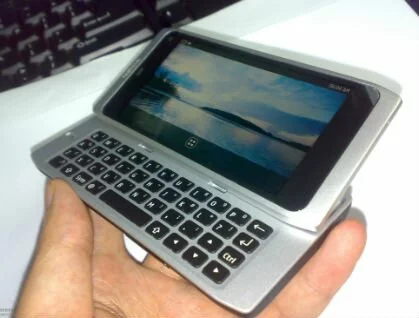 Смартфон Nokia N9 в руке